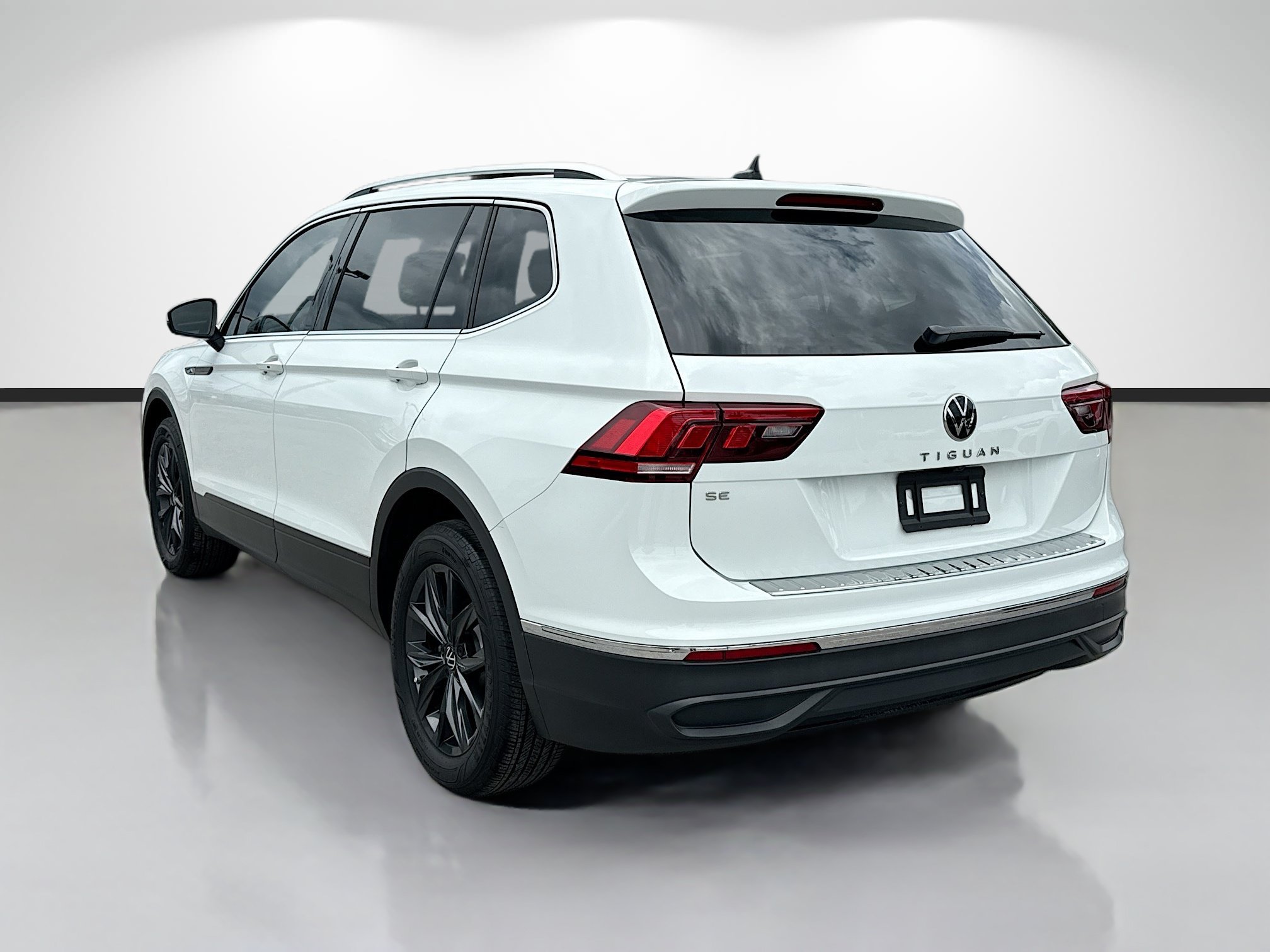Used 2024 White Volkswagen SE image 5