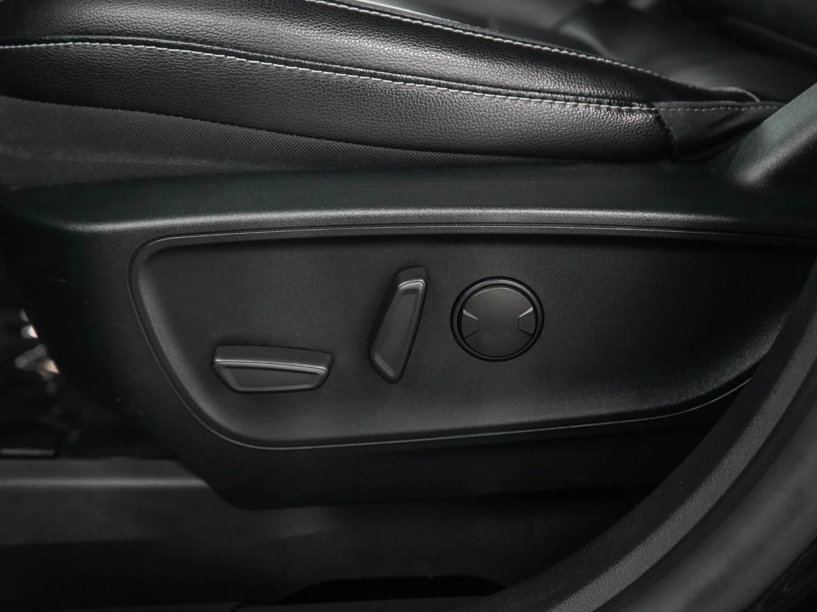 Used 2020 Black Metallic Ford Titanium image 27