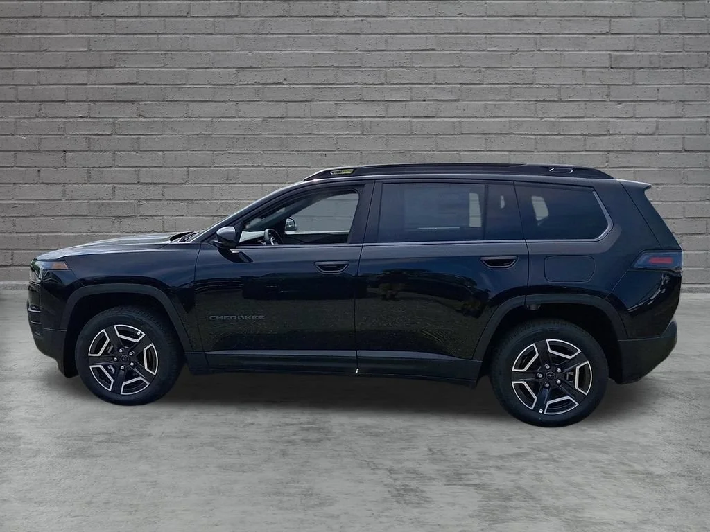 New 2026 Diamond Black Crystal Pearlcoat Jeep Laredo image 5
