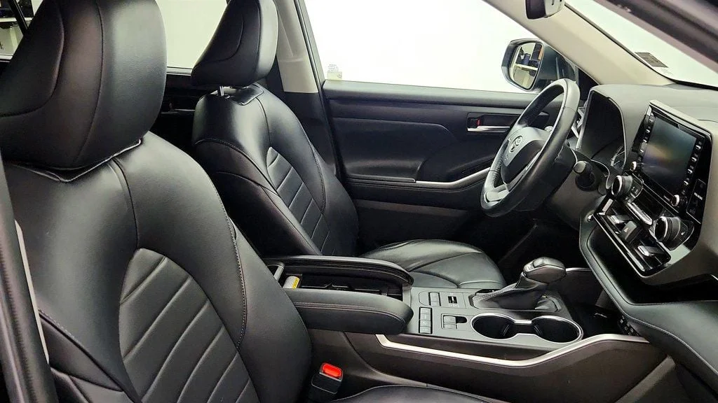 Used 2022 Midnight Black Metallic Toyota XLE AWD image 25