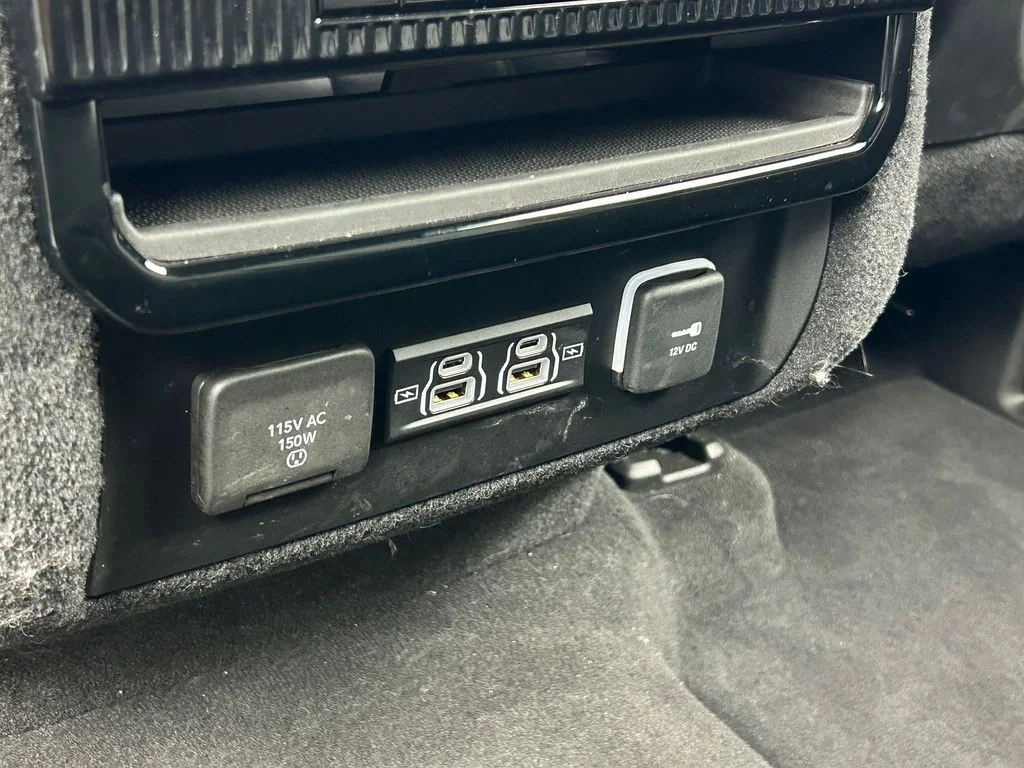 Used 2023 Diamond Black Crystal Pearlcoat Jeep Base image 40