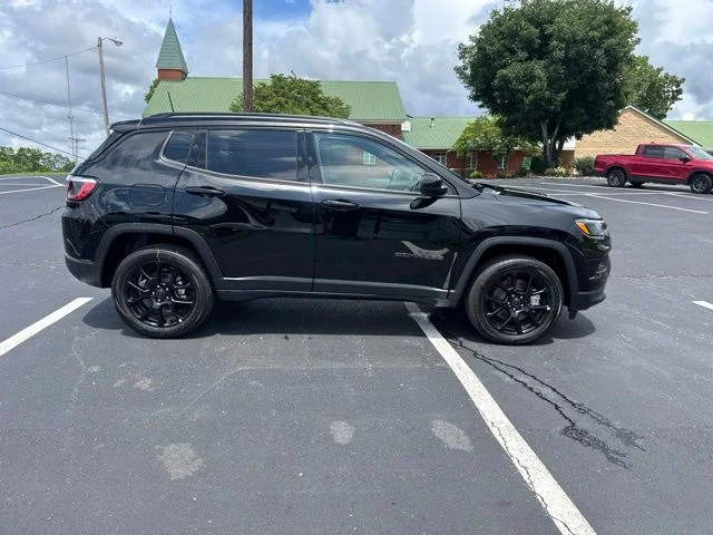 New 2026 Diamond Black Crystal Pearl-Coat Exterior Paint Jeep Latitude image 8