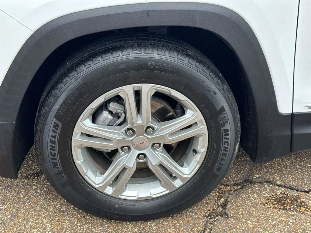 Used 2024 White GMC SLE image 4