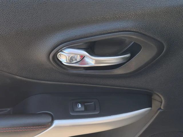 Used 2018 Silver Jeep Trailhawk image 26
