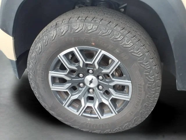 Used 2024 Sand Dune Metallic Chevrolet Z71 image 16