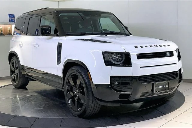 Certified Used 2024 White Land Rover X-Dynamic SE image 15