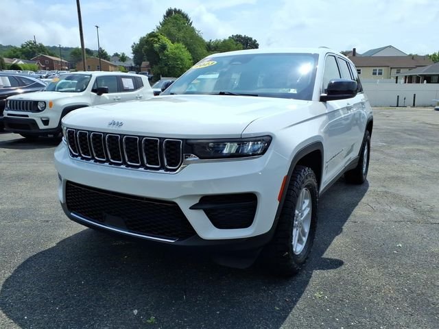 Used 2023 White Jeep Laredo image 8