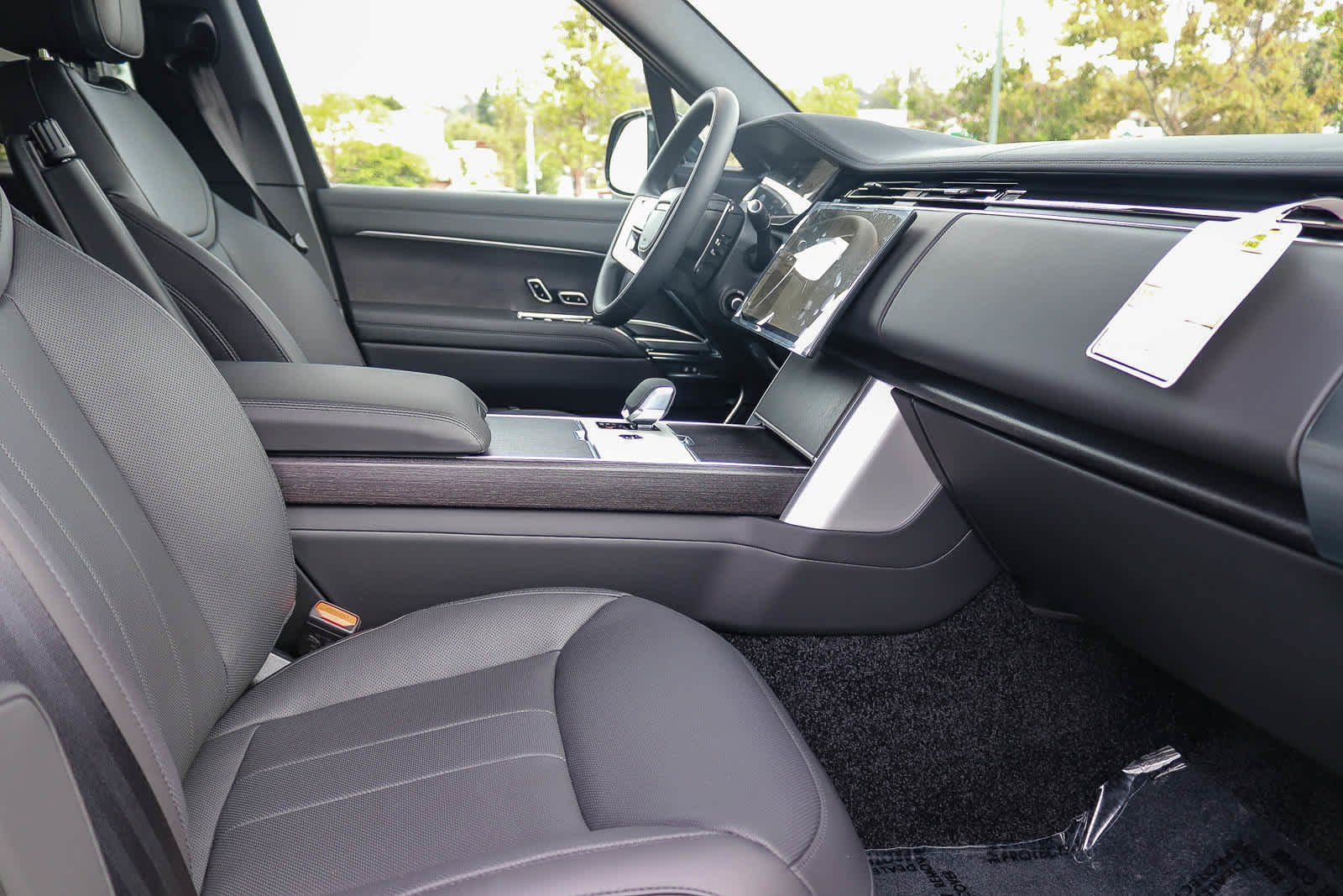 New 2026 Santorini Black Land Rover SE image 15