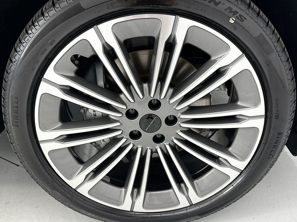 New 2026 Santorini Black Land Rover Dynamic SE image 31