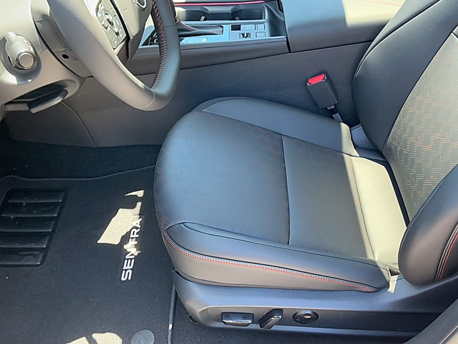 New 2026 Aspen White Tricoat/Super Black Nissan SR image 14