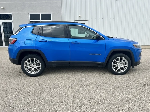 Used 2022 Blue JEEP Latitude Lux image 3