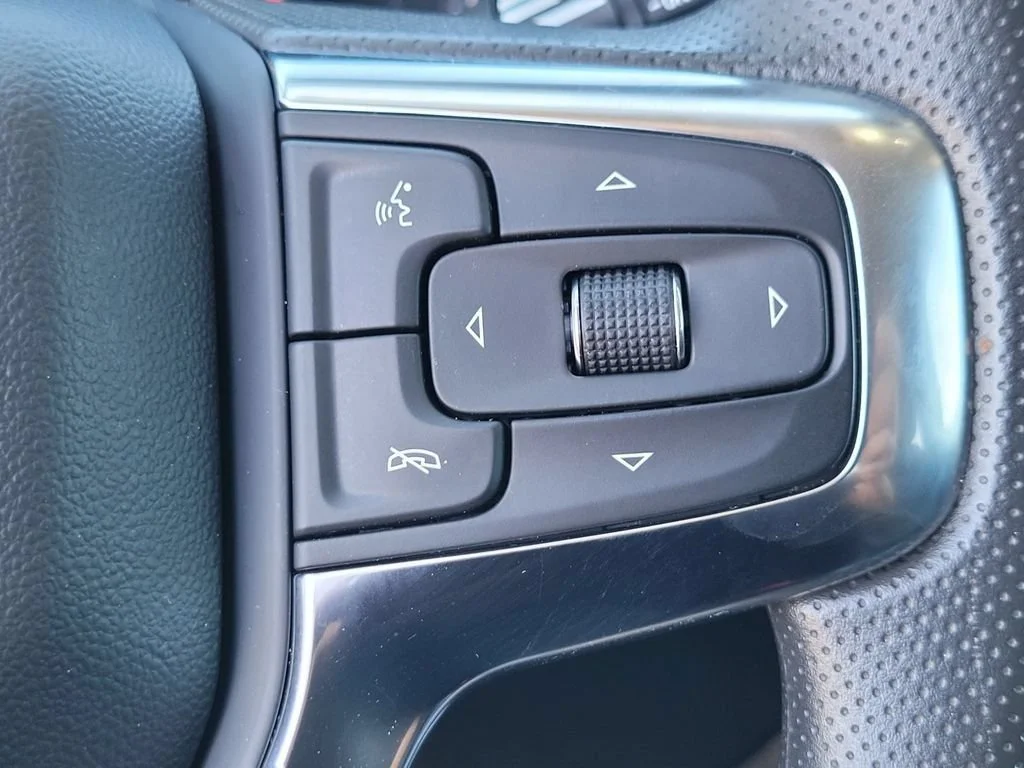Used 2025 Summit White Chevrolet 2LT image 22