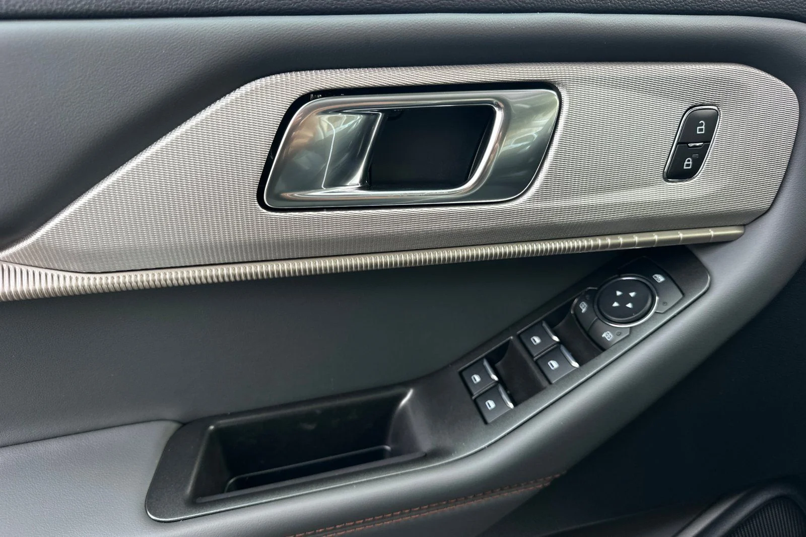 2026 Ford Explorer Active - Photo 7
