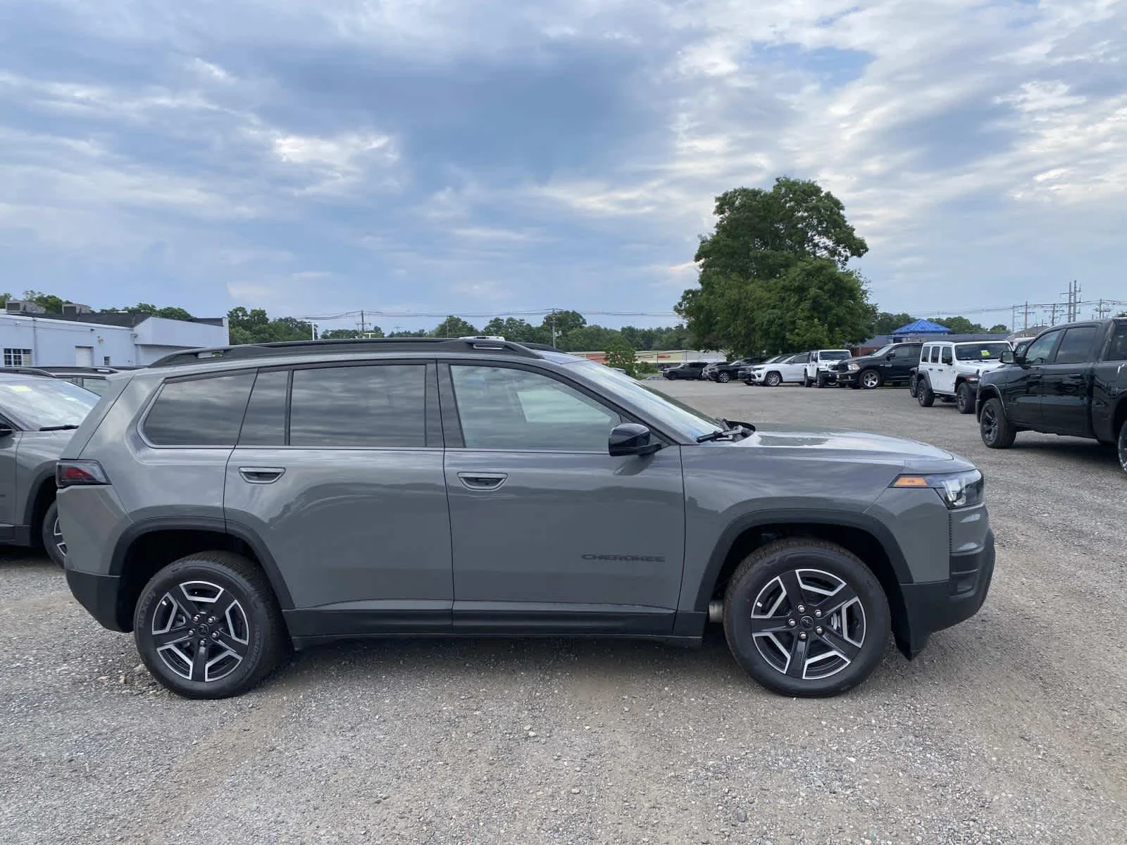 New 2026 Sting-Gray Clear-Coat Exterior Paint Jeep Limited image 2