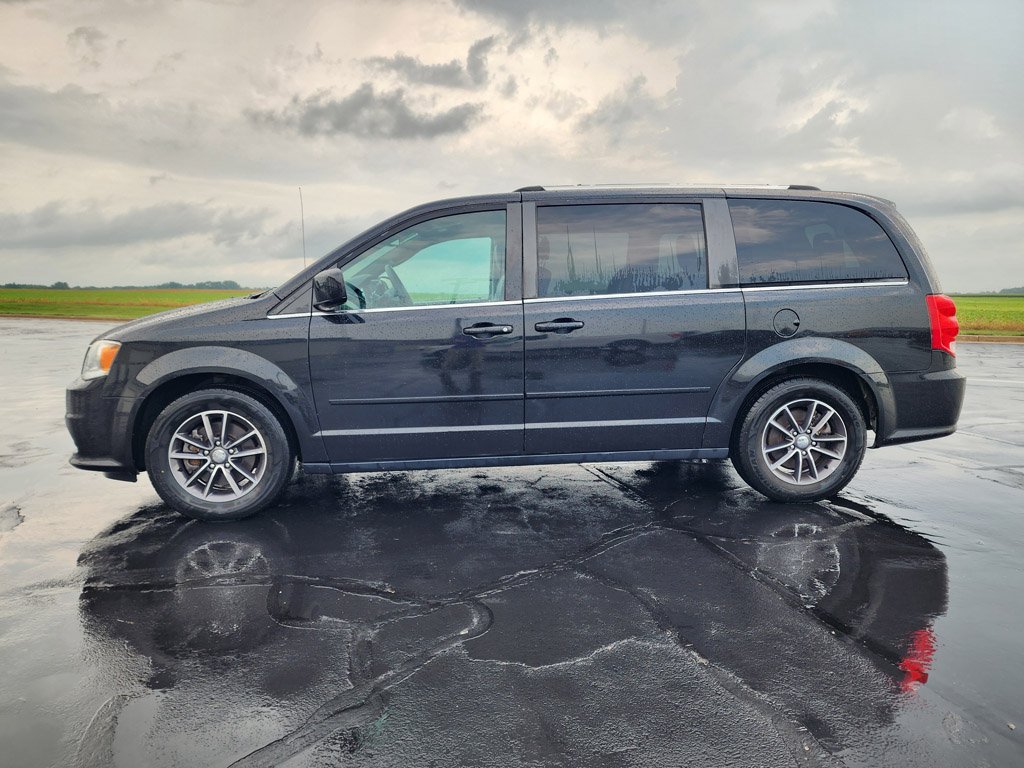 Used 2017 Black Onyx Crystal Pearlcoat Dodge SXT image 6