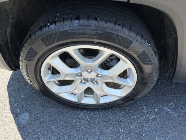 Used 2018 Glacier Metallic Jeep Latitude image 9