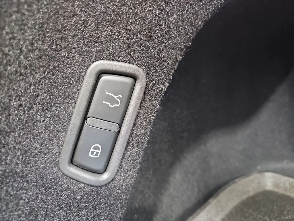 Used 2022 Red Maserati Modena image 16