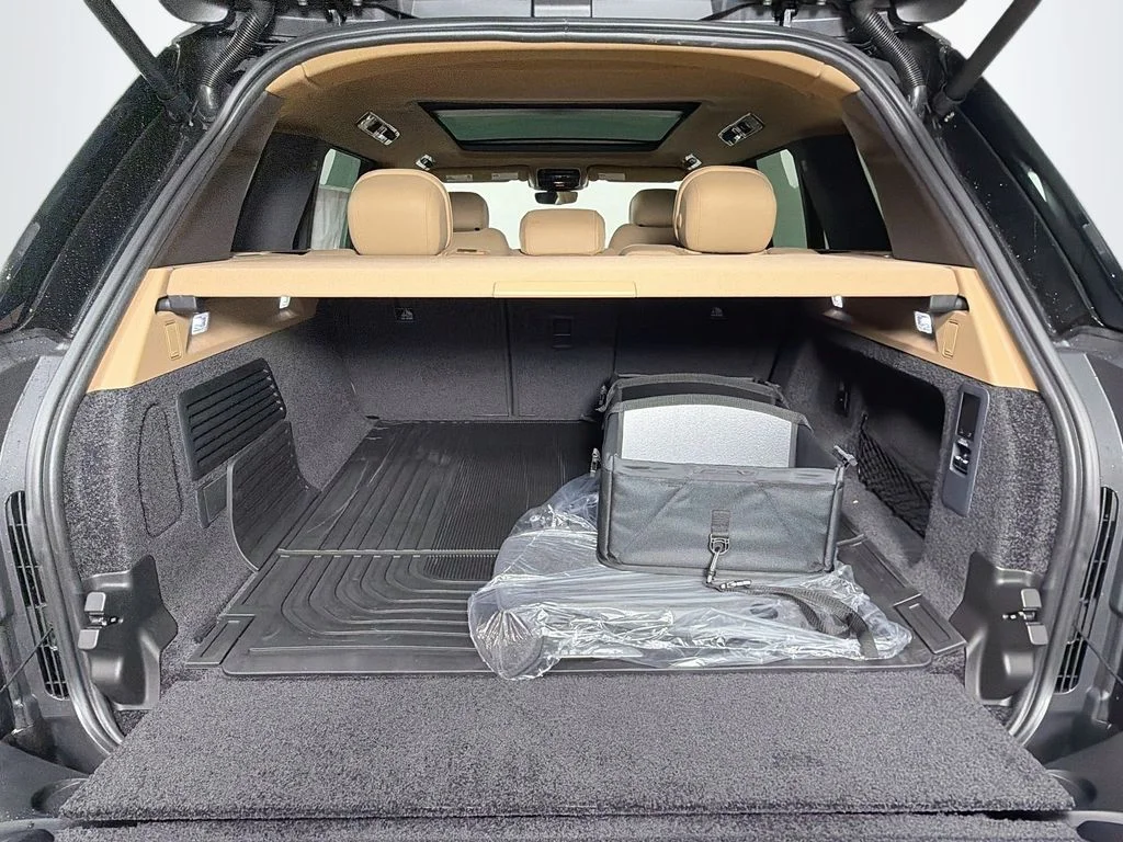 New 2026 Santorini Black Land Rover SE image 28