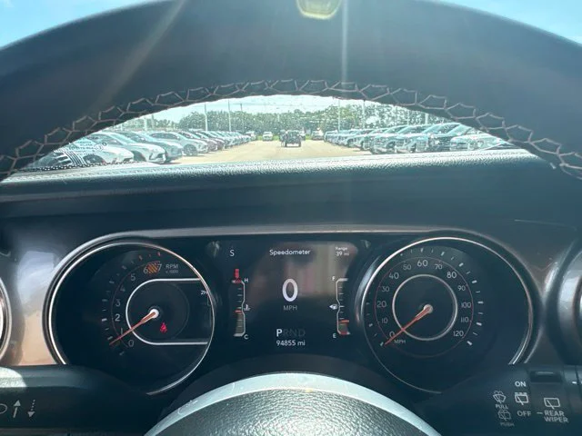 Used 2019  Jeep Sahara image 17