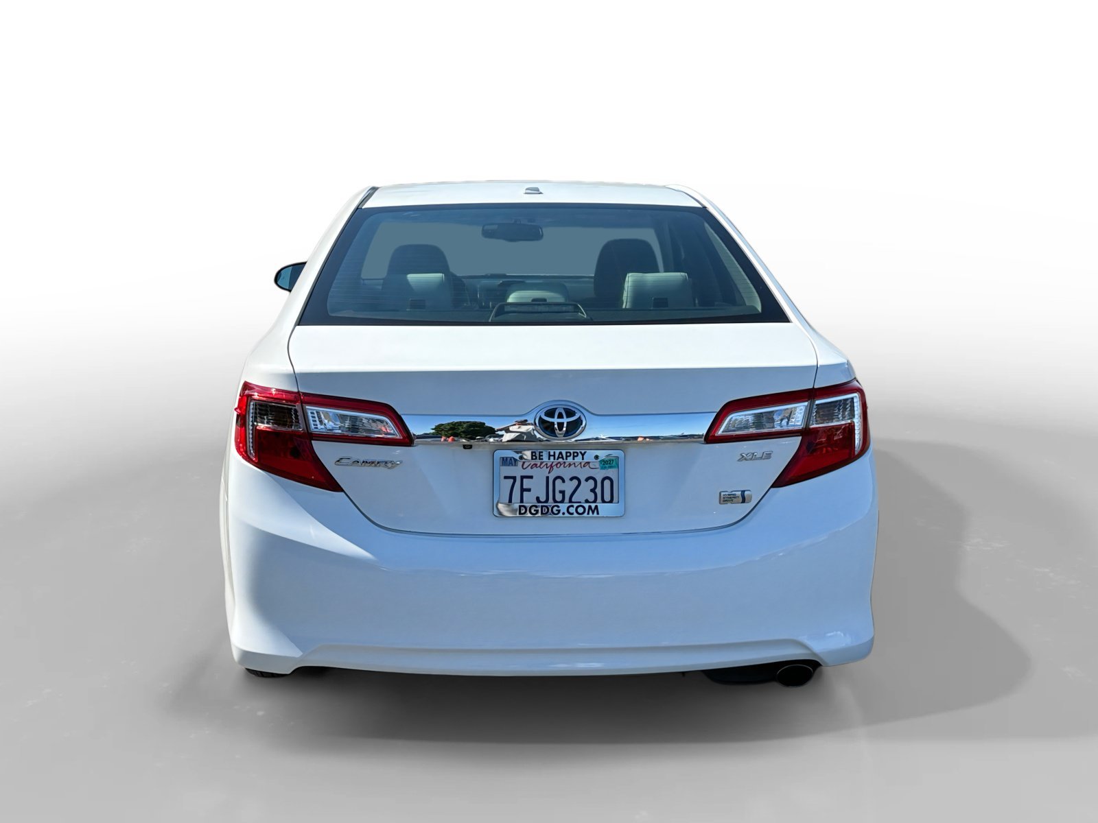 Used 2014 Super White Toyota XLE image 4
