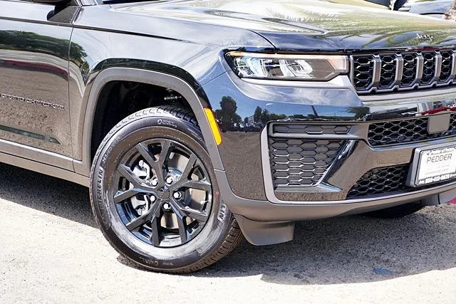 New 2026 Diamond Black Crystal Pearl-Coat Exterior Paint Jeep Altitude image 4