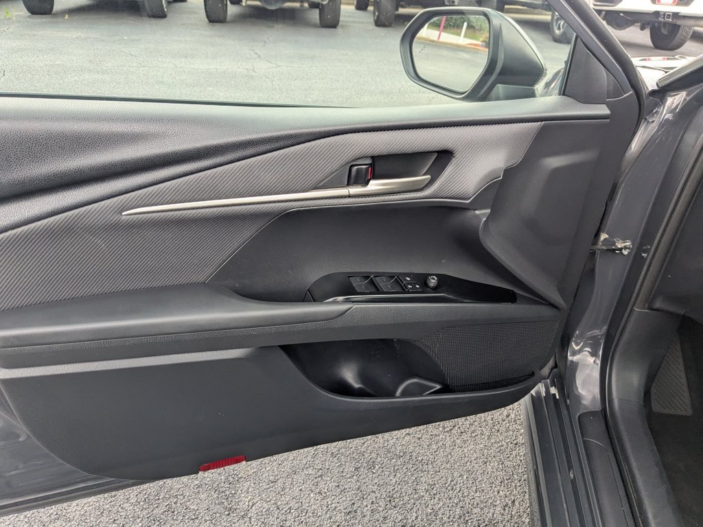Used 2025  Toyota SE image 11