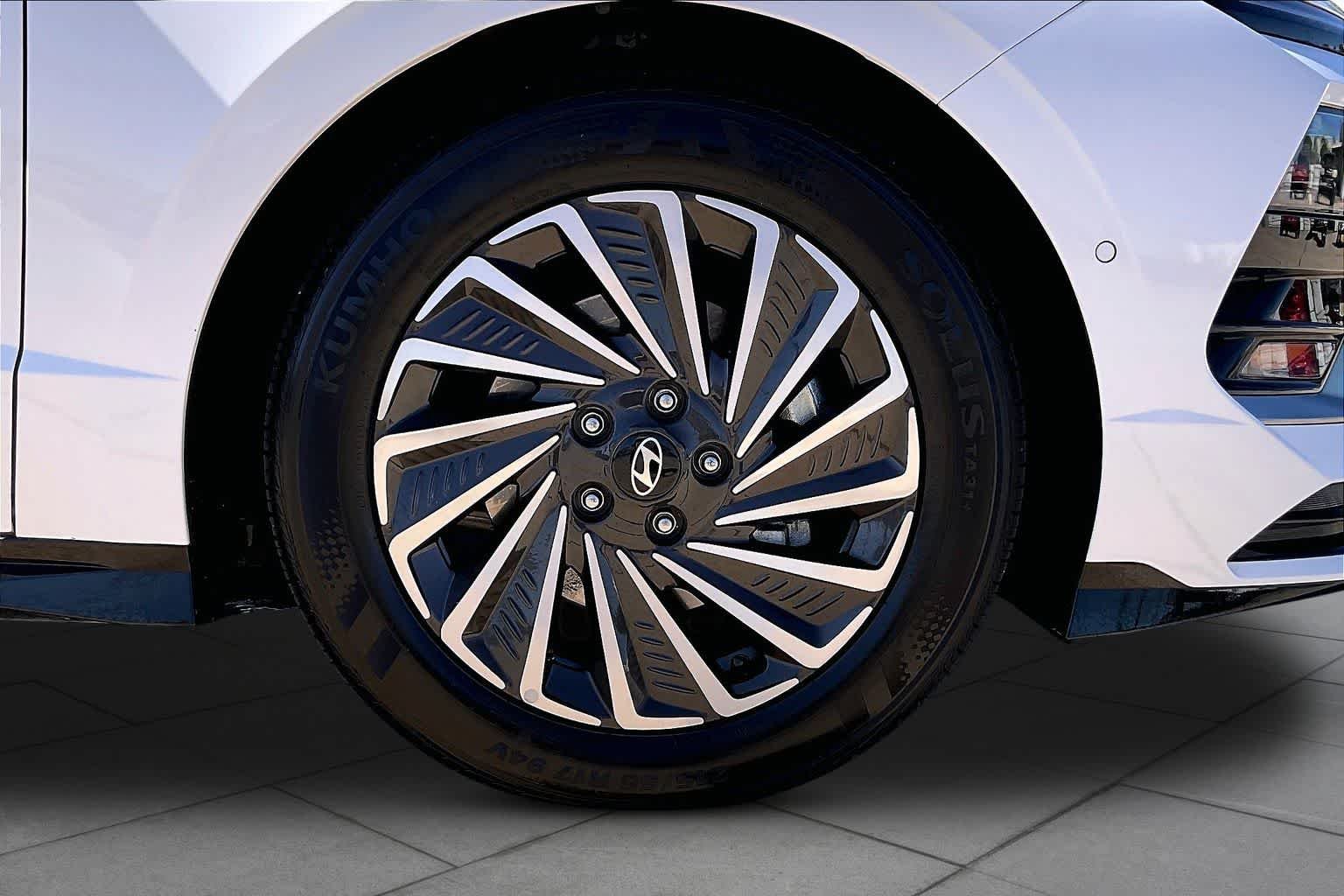 Used 2025 Serenity White Hyundai Limited image 11
