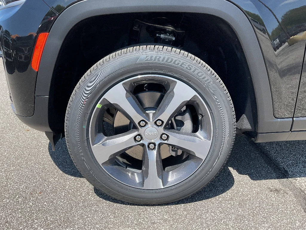 New 2026 Diamond Black Crystal Pearl-Coat Exterior Paint Jeep Limited image 15