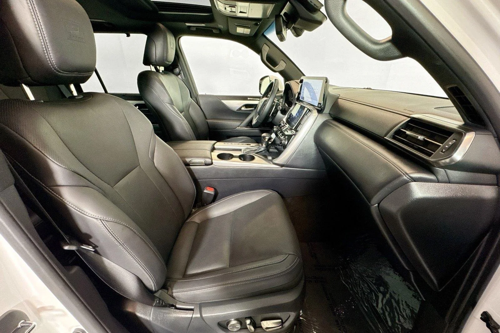 Used 2024 White Lexus LX 600 F SPORT image 27