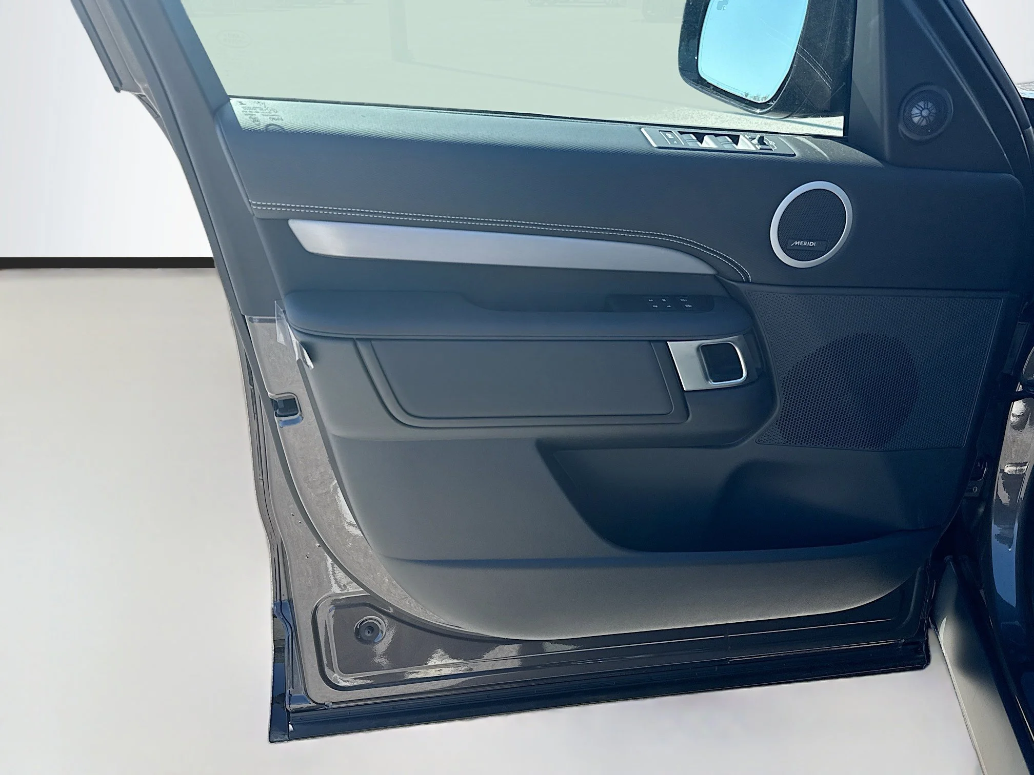 New 2026 Charente Grey Land Rover Dynamic SE image 23