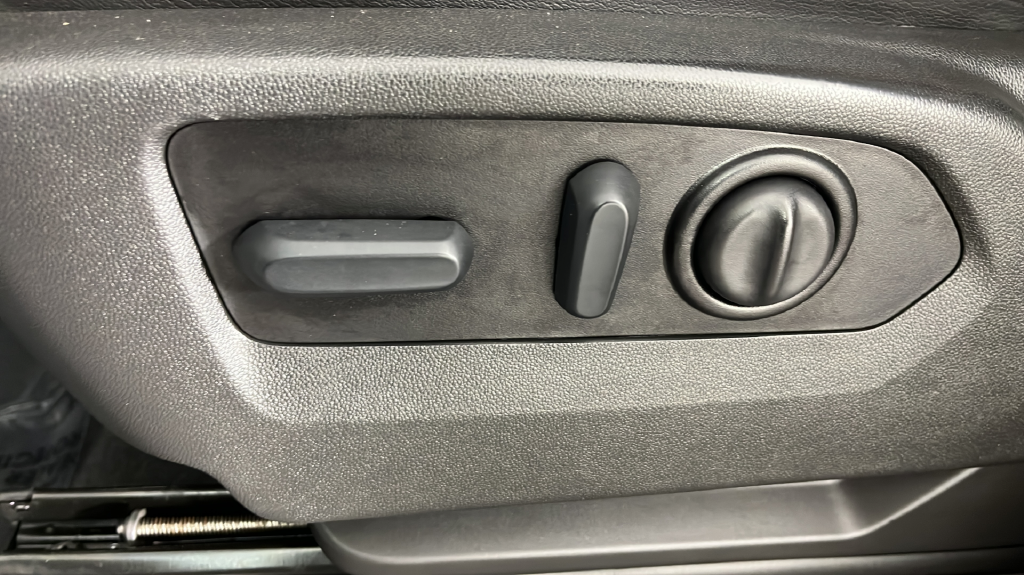Used 2022 Beige Chevrolet High Country image 37