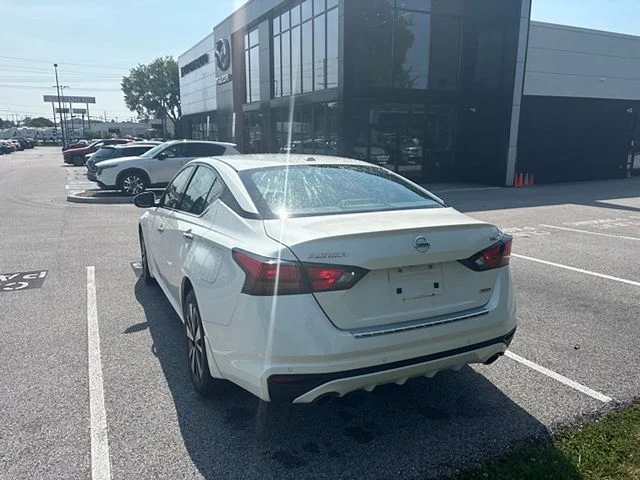 Used 2022 White Nissan 2.5 SL image 7
