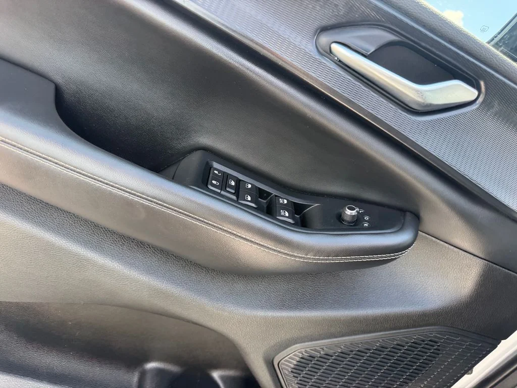 Used 2023 Silver Jeep Altitude X image 6