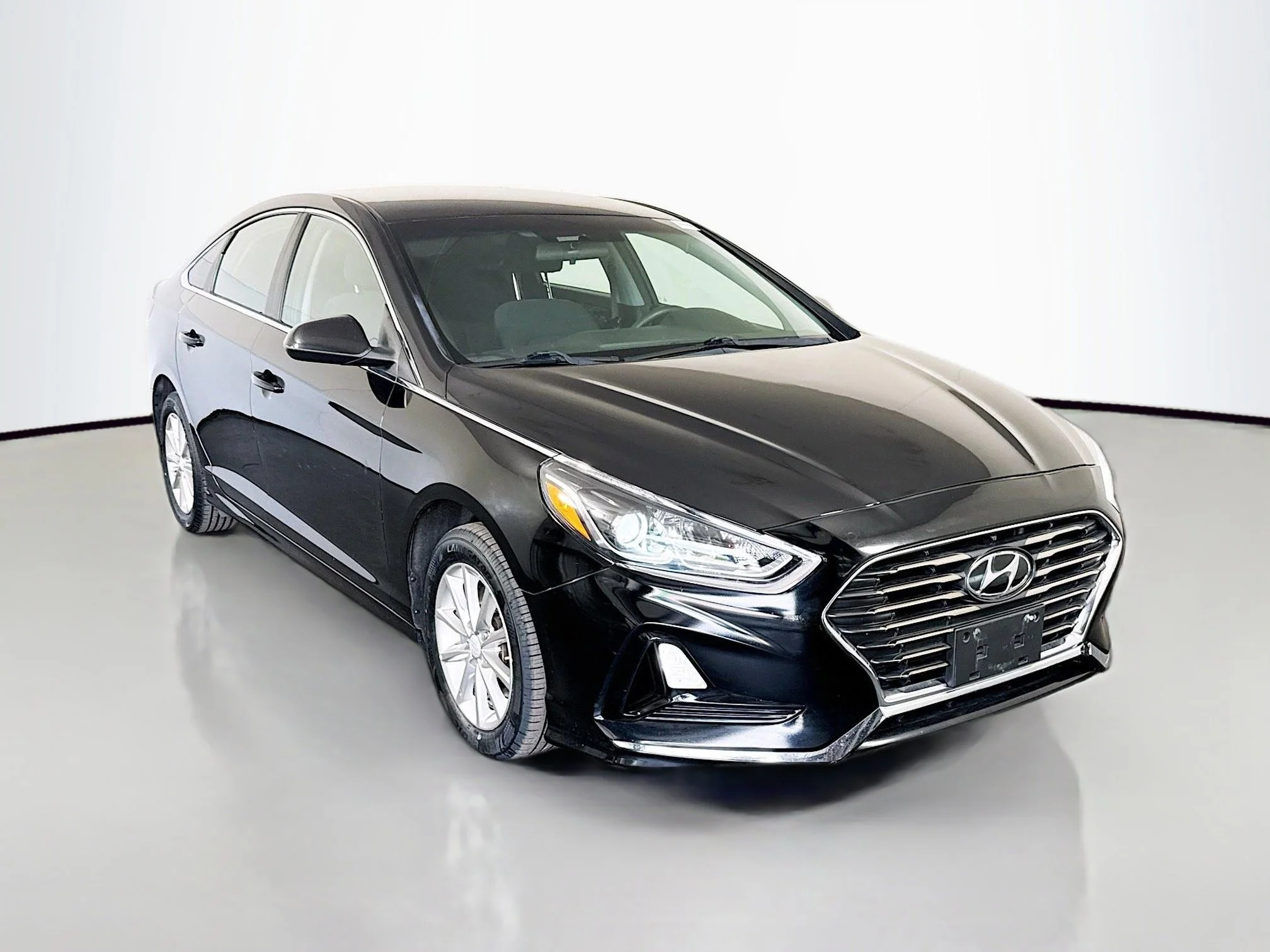 Used 2018 Phantom Black Hyundai SE image 1