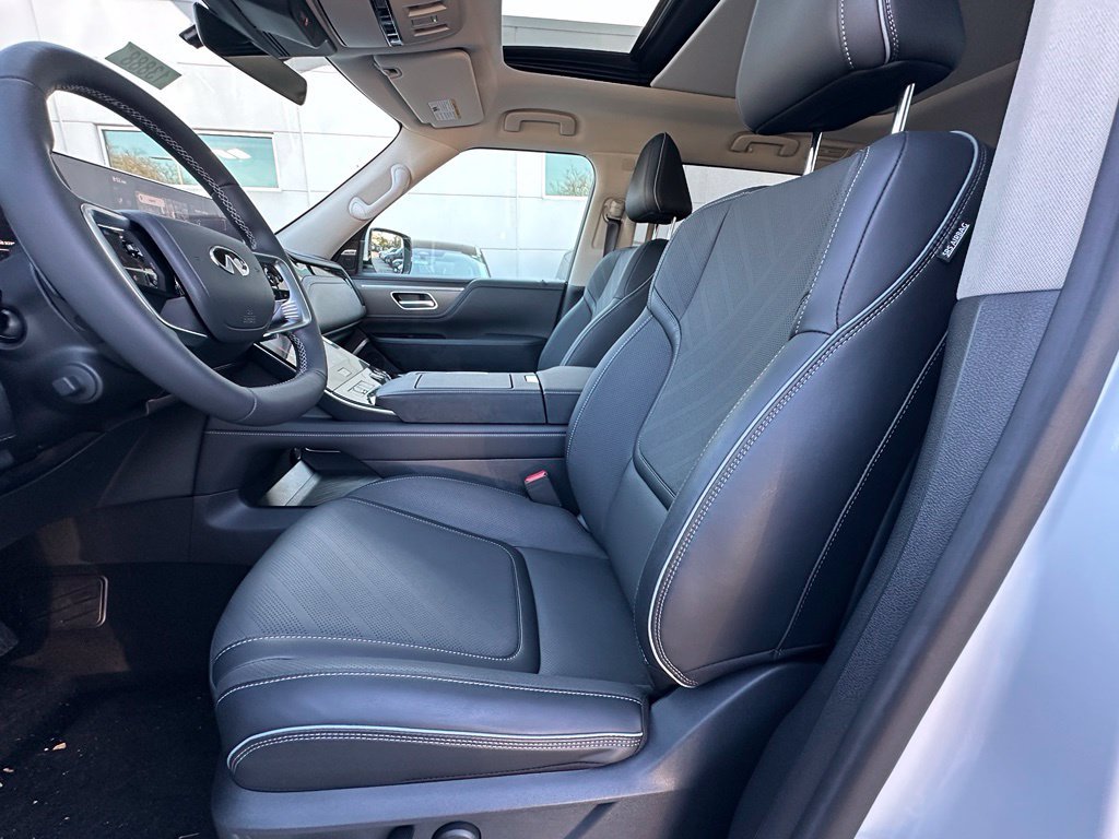 Used 2027 White INFINITI LUXE image 13