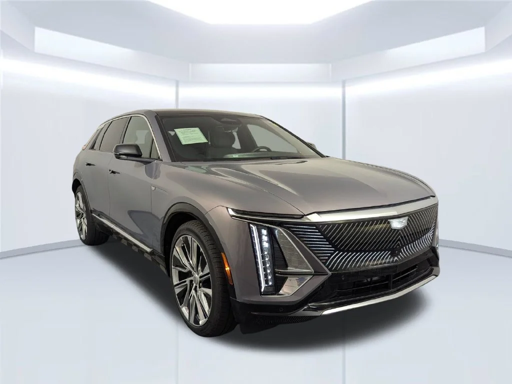 Used 2025 Silver Cadillac Luxury image 22