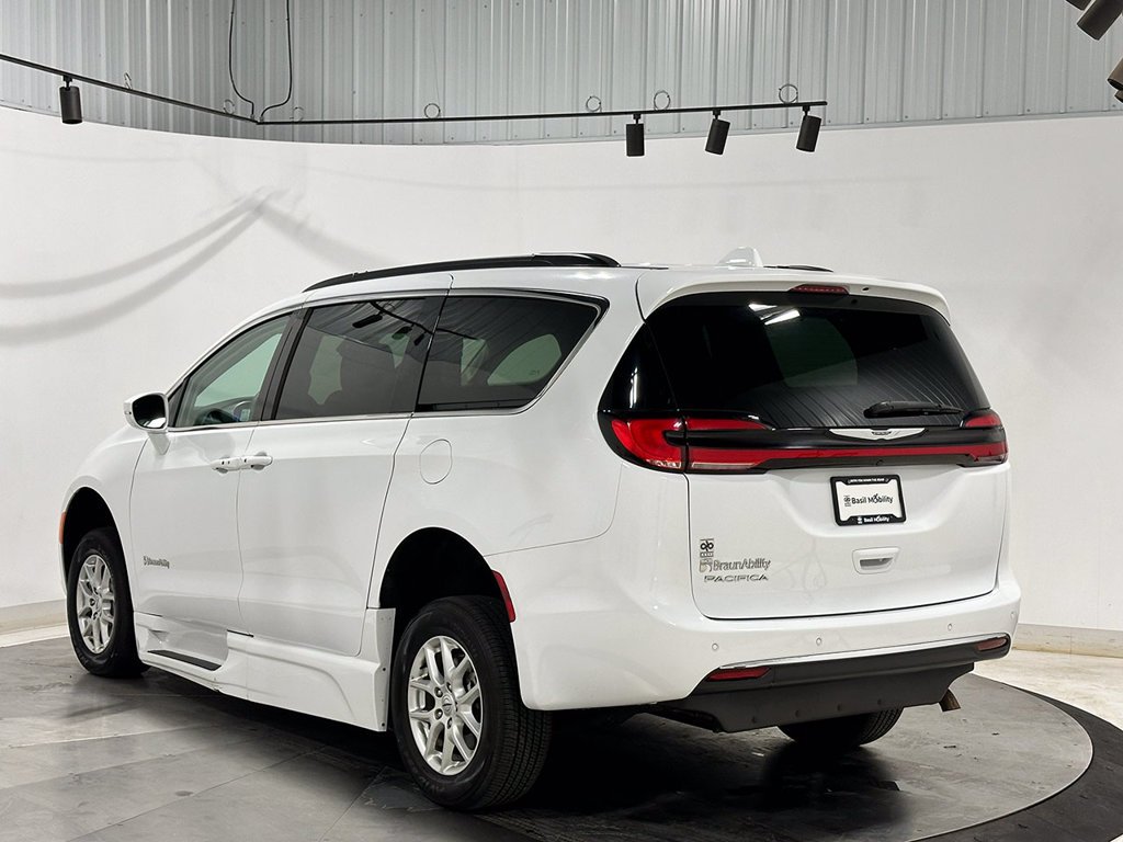 Used 2022 White Chrysler Wheelchair Accessible-Touring L image 10