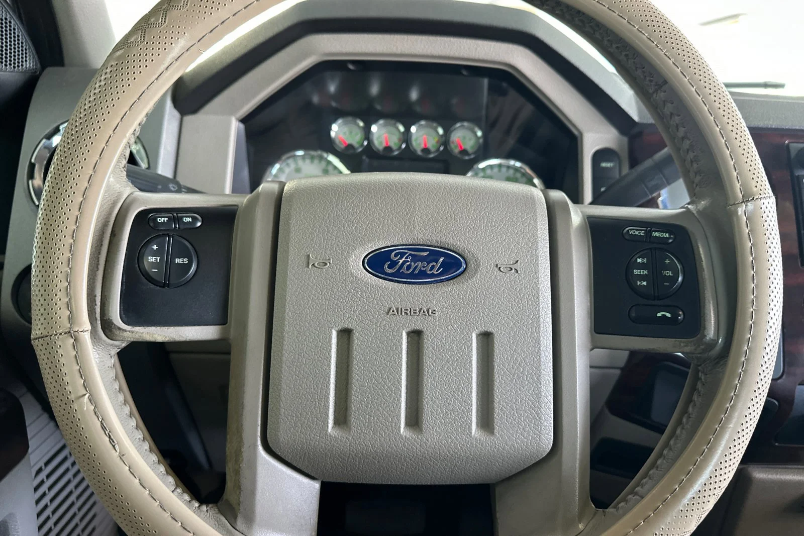 Used 2010 White Ford  image 22
