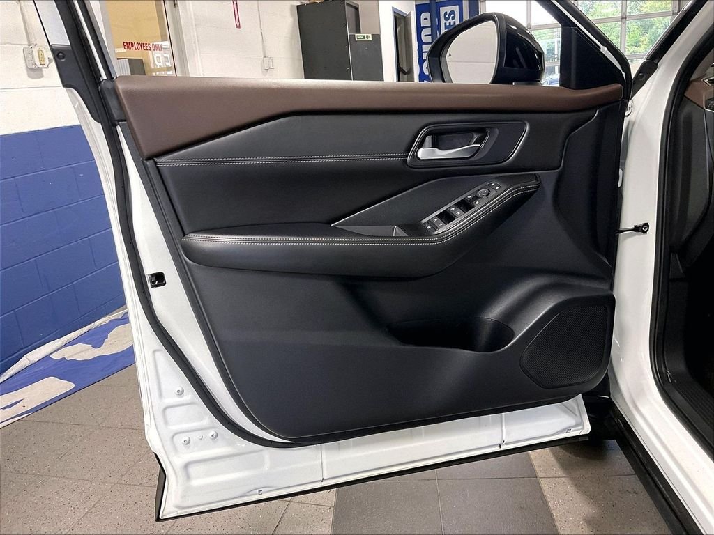 Used 2023 White Nissan SV image 9