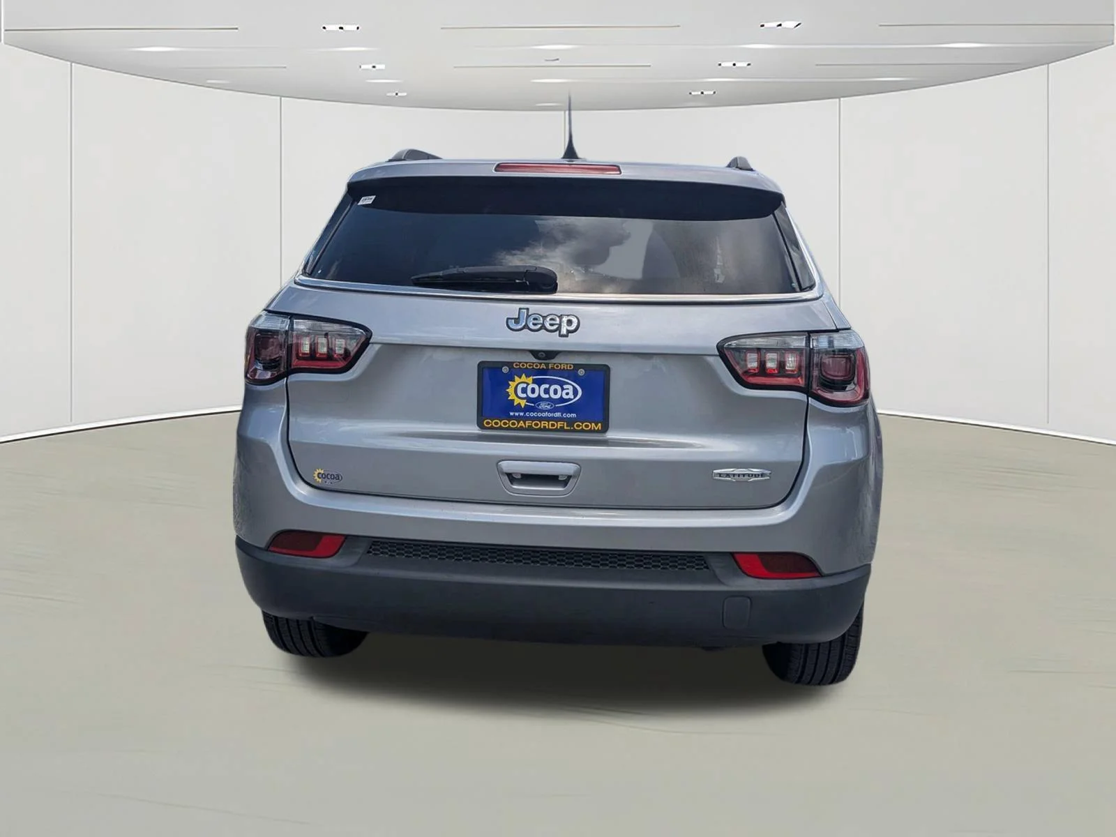 Used 2021  Jeep Latitude image 4