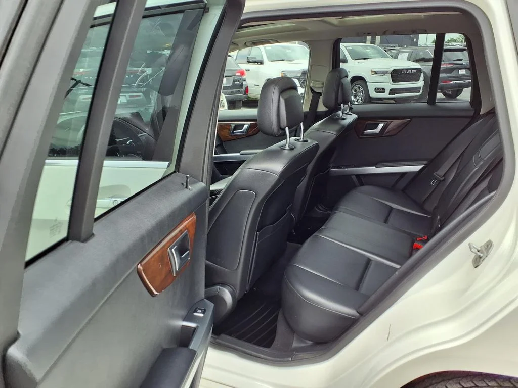 Used 2015 White Mercedes-Benz GLK 350 image 25