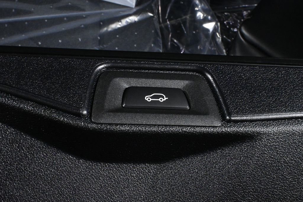 Used 2026 Black BMW xDrive40i image 40