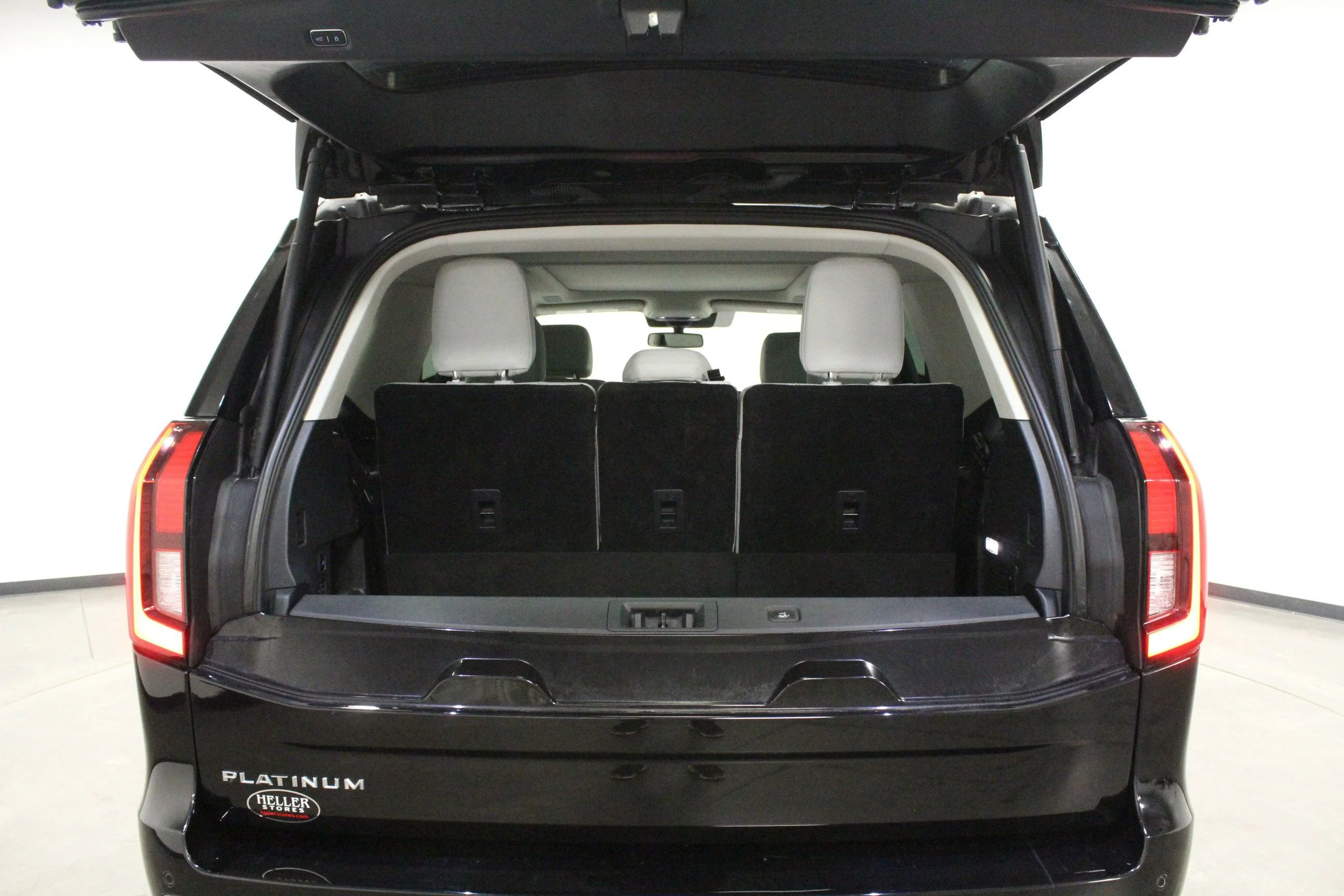 Used 2025 Black Metallic Ford Platinum image 14