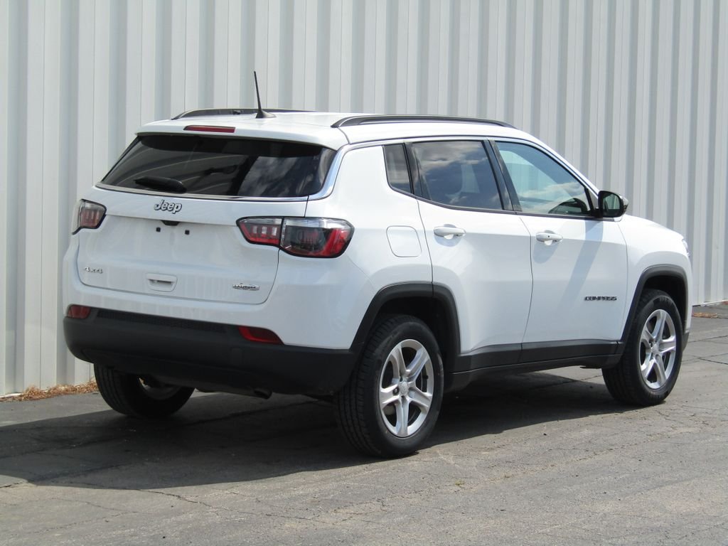 Used 2024 White Jeep Latitude image 3