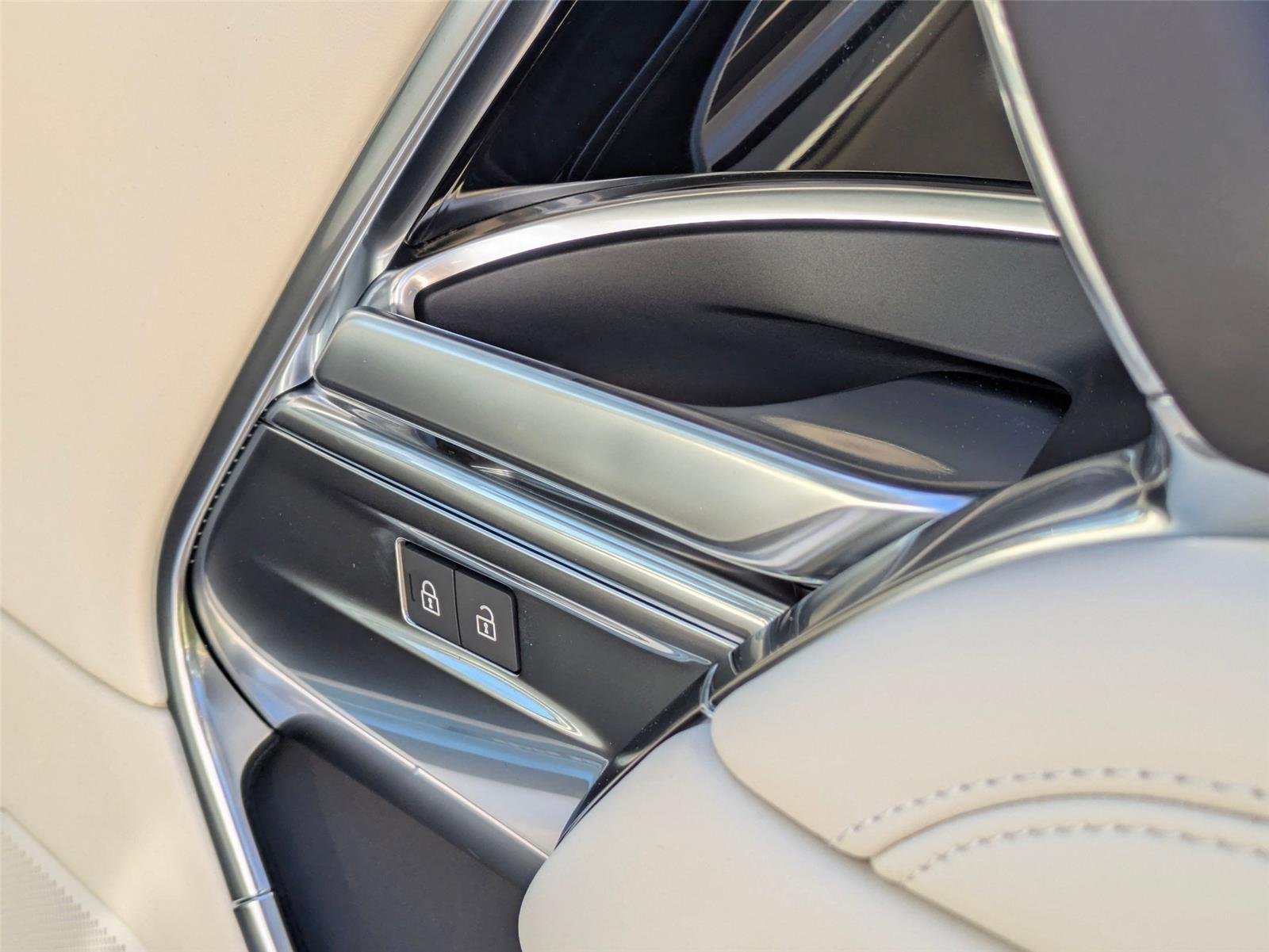 New 2026 Ostuni Pearl White Land Rover SE image 34