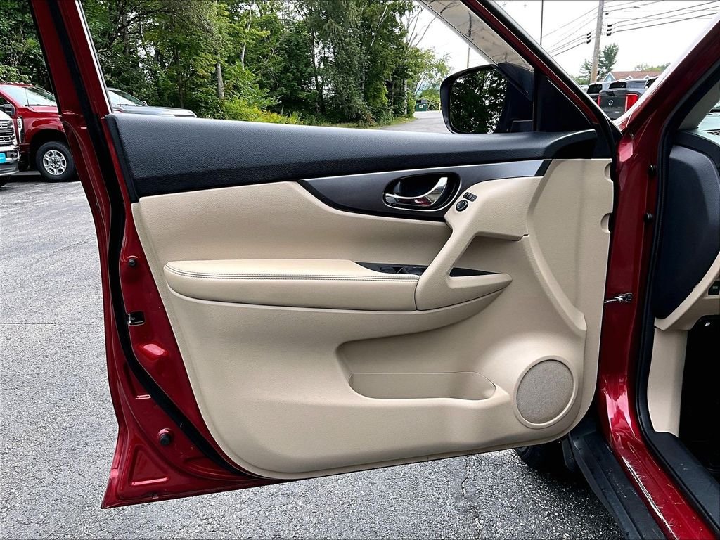 Used 2016 Cayenne Red Nissan SV image 9