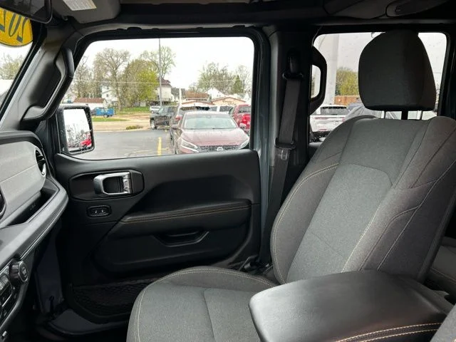 Used 2025 Gray Jeep Sahara 4xe image 27