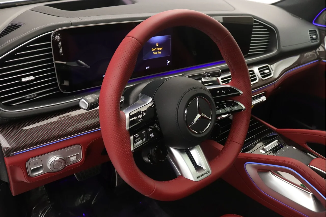 New 2026 MANUFAKTUR Signature Cirrus Silver Magno Mercedes-Benz 63 AMG® 4MATIC® image 4