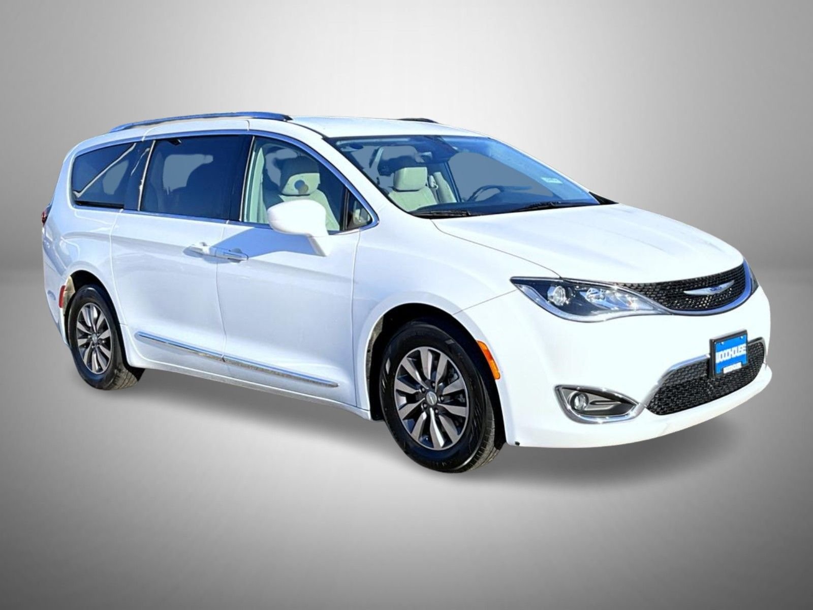 Used 2019 White Chrysler Touring L Plus image 3