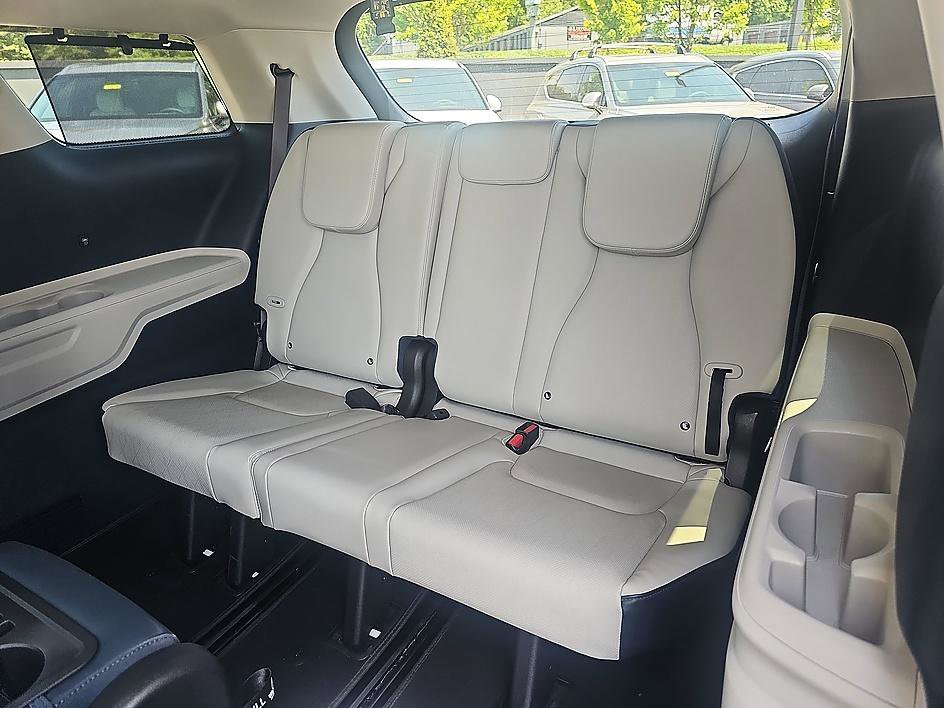 Used 2025 Snow White Pearl Kia SX image 34
